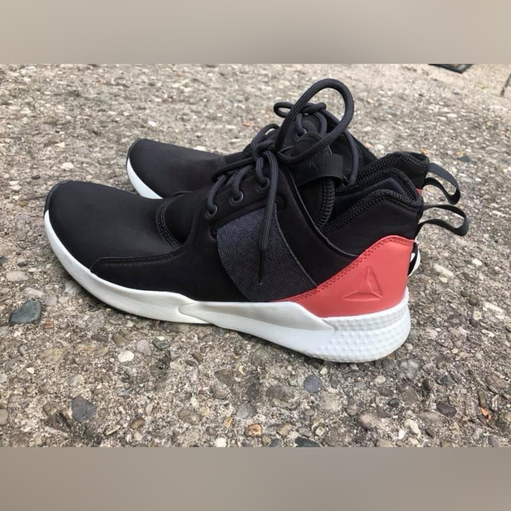 Reebok womens Black and pink Sneakers